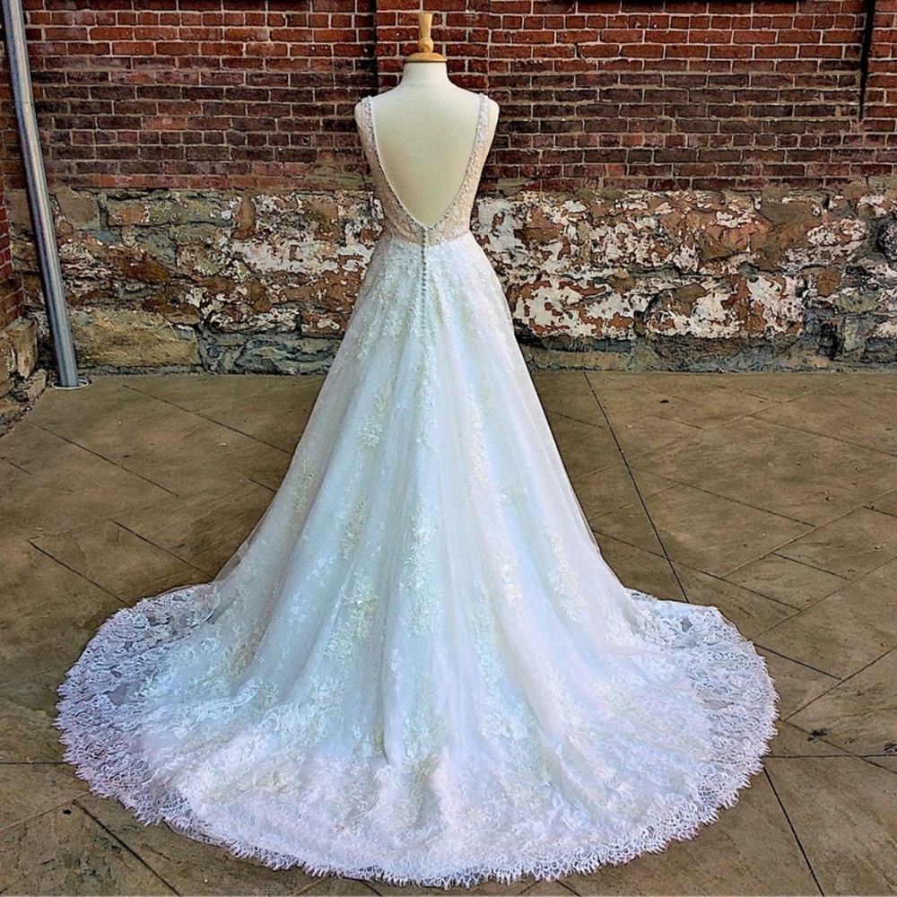 Lace and beaded wedding dress with train - Picture 3 of 4